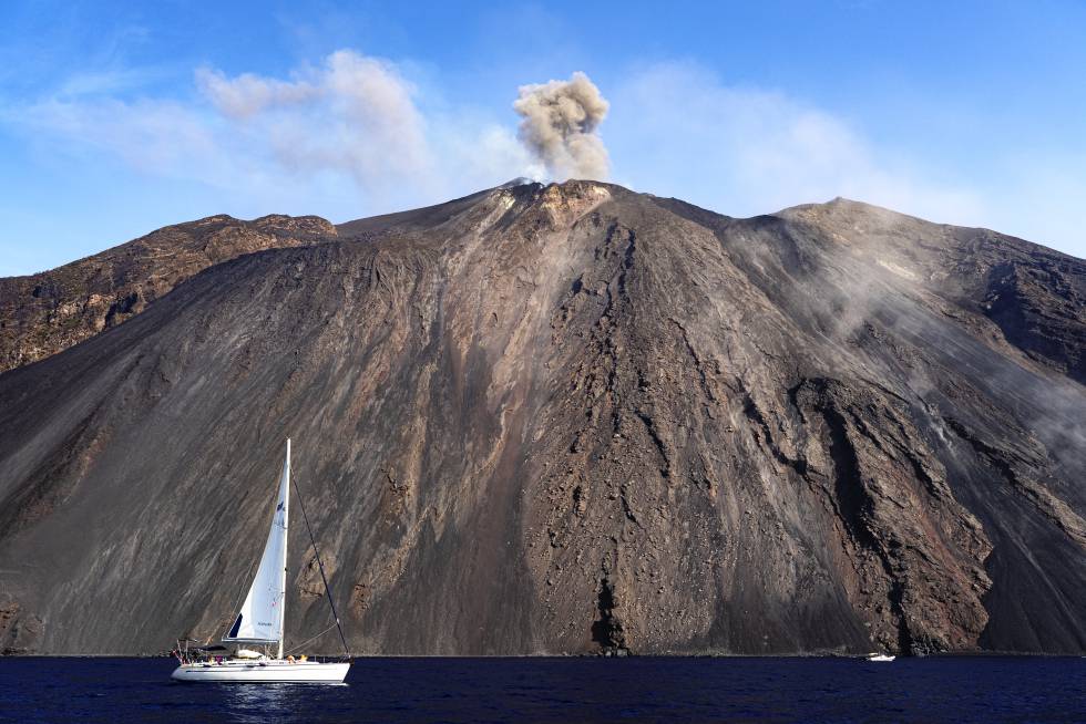 La Corriente de Fuego (Sciara del Fuoco, en italiano) marca el camino de los flujos de lava que se producen durante las erupciones del volcán Estrómboli, en la isla del mismo nombre.