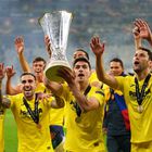 TOPSHOT - Villarreal's players celebrate with the trophy after winning the UEFA Europa League final football match between Villarreal CF and Manchester United at the Gdansk Stadium in Gdansk on May 26, 2021. (Photo by Michael Sohn / POOL / AFP)