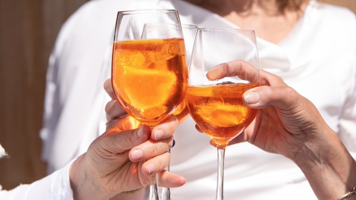 ¿Se puede beber alcohol después de recibir la vacuna del coronavirus?