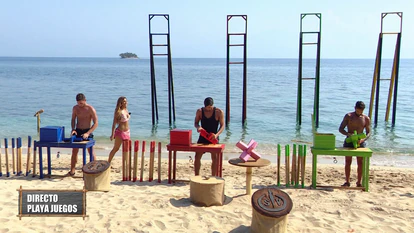 Los participantes junto a Lara Álvarez, intentando resolver uno de los puzzles del concurso tras realizar una prueba física.