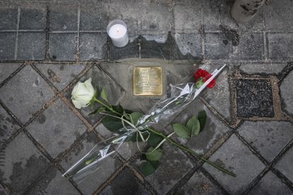 Dvd 1055  28/5/21Instalación de adoquines metálicos en los portales  donde vivieron republicanos deportados a campos de concentración nazis.KIKE PARA.