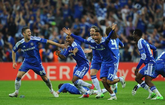 Gary Cahill, Florent Malouda, Fernando Torres y José Bosingwa, celebrando el triunfo después de que Drogba transformara el penalti decisivo en la final ante el Bayern (Photo by Mike Hewitt/Getty Images)