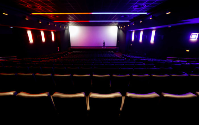 Cines en EU dicen adiós al uso de cubrebocas para personas ya vacunadas