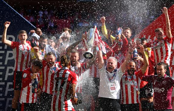El Brentford, celebrando su ascenso (Photo by Catherine Ivill/Getty Images)