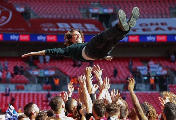 Thomas Frank, , entrenador del Brentford, manteado por sus jugadores (Photo by Catherine Ivill/Getty Images)