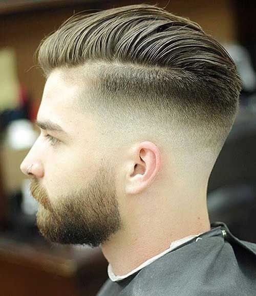 El corte de pelo con raya hacia un lado y lados degradados es uno de los preferidos por el público más joven porque aporta un toque transgresor al look beauty masculino / Pinterest