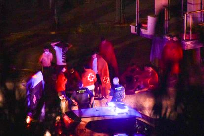 Guardia Civil y Cruz Roja atiende a los marroquíes en Ceuta, este lunes.