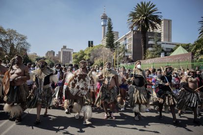 Dezenas de zulus com vestimentas tradicionais marcham pelas ruas de Johannesburgo, nesta quarta-feira, para homenagear Mantfombi Dlamini, que morreu em 29 de abril.