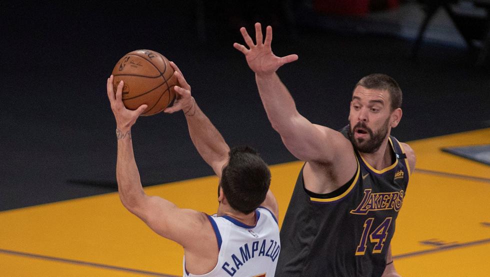 Marc Gasol defiende a Facundo Campazzo durante la victoria de Los Angeles Lakers sobre los Denver Nuggets.