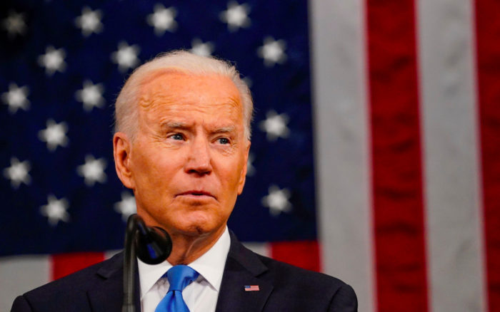 Acusan a hombre de enviar mensajes de texto con amenazas de muerte contra Biden