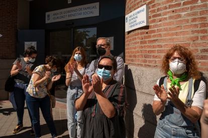 Concentración de protesta por el cierre del albergue de mujeres sin techo "Geranios".