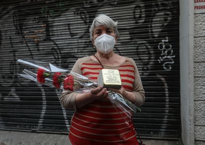 Pilar Astorga, sostiene el adoquín dorado colocado en la calle donde vivía su tío, deportado a un campo de concentración nazi.