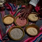 Eulalia Silva enseña los frutos de su cosecha: quinua 'huaripunchu', 'misa' y 'chulpi' que ahora ha vuelto a cultivar para su propio consumo.