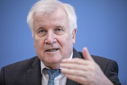 El ministro de Interior de Alemania, Horst Seehofer, en una rueda de prensa para presentar el informe de los crímenes de motivación política, este martes en Berlín