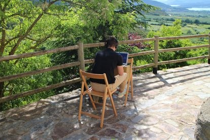 Javier García-Alzorriz, uno de los participantes de la experiencia Rooral en Artieda, en su pupitre improvisado