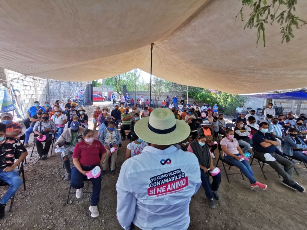 Amarildo Bárcenas recibe peticiones durante su campaña por La D Santa Bárbara