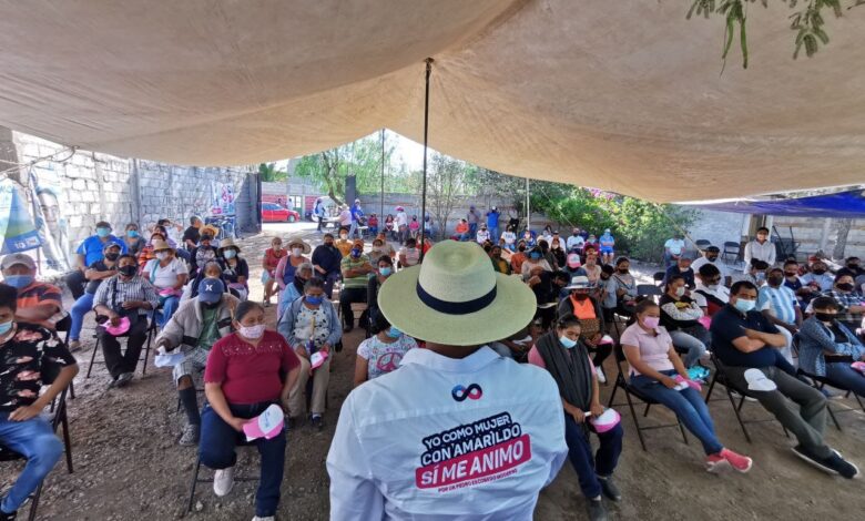 Amarildo Bárcenas recibe peticiones durante su campaña por La D Santa Bárbara