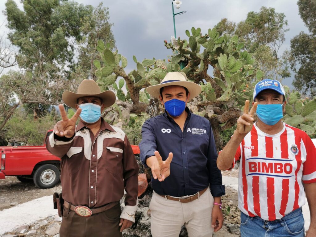 Amarildo Bárcenas recogió peticiones en su  campaña por La Ceja
