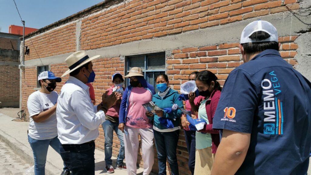 Amarildo Bárcenas y Memo Vega son recibidos por vecinos de Noria Nueva