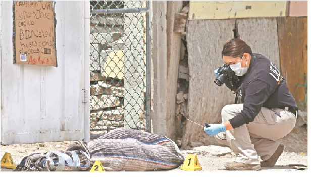 Amenazan a candidata con un cadáver, le dejan bulto semejando un “embolsado” y un mensaje en cartulina