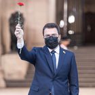 El hasta ahora vicepresidente del Govern, Pere Aragonès, llega al Palau de la Generalitat, para tomar posesión de su cargo como presidente, a 24 de mayo de 2021, en Barcelona, Catalunya (España). La ceremonia, a la que asisten 40 personas, será sobria pero incluirá algunos simbolismos, como un recuerdo a la Generalitat republicana de 1931, a la lucha contra la pandemia, al conjunto del territorio, a su presente y a su futuro, y la escenografía será sencilla y elaborada a partir de elementos naturales. Aragonès, de 38 años, se convierte hoy en el presidente más joven de la historia de la Generalitat, devolviendo ERC a la Presidencia 41 años después, con Josep Tarradellas como predecesor.
24 MAYO 2021
Marc Brugat / Europa Press
24/05/2021