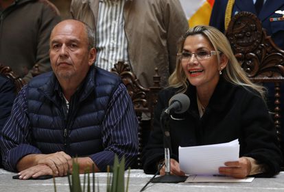 Arturo Murillo junto a la expresidenta de Bolivia, Jeanine Áñez, en una imagen del 23 de noviembre de 2019 en La Paz.