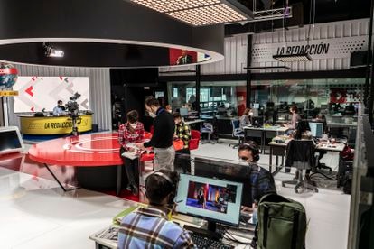 Redacción y plató del programa La Redaccion, presentado por Adela González en Telemadrid.