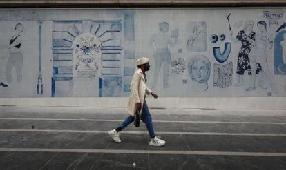 Mural de porcelana en la fachada del Palacio de la Música de la Gran Vía, obra de Los Bravú y comisariada por La Casa Encendida.