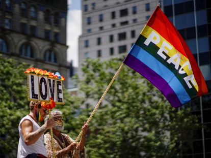 Dos manifestantes durante una marcha de la comunidad LGBTQ en Nueva York, en junio de 2020.