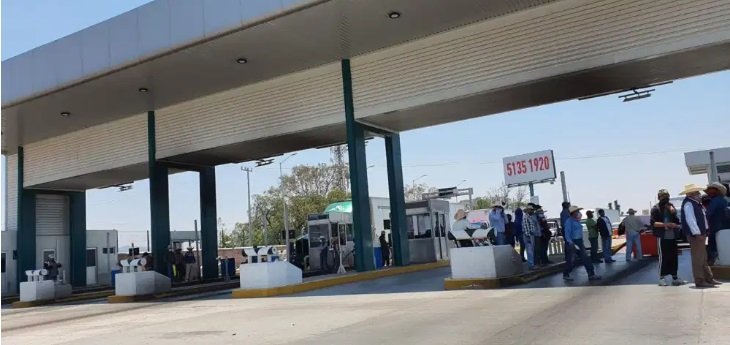 Bloqueada autopista México- Querétaro, a la altura de caseta de Palmillas, campesinos protestan