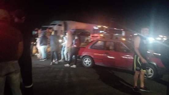 Bloquean carretera 200 colonos de La Piedad, tienen un día sin luz, exigen servicio de energía eléctrica