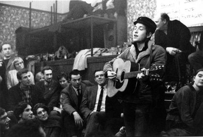 Bob Dylan, durante su actuación en la fiesta de Navidad en el Singers Club, en su primera visita a Gran Bretaña en diciembre de 1962. (Photo by Brian Shuel/Redferns)