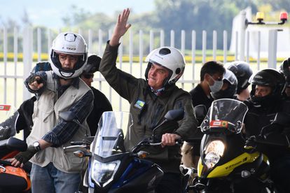 El presidente Jair Bolsonaro saluda a sus simpatizantes el domingo, en Brasilia.