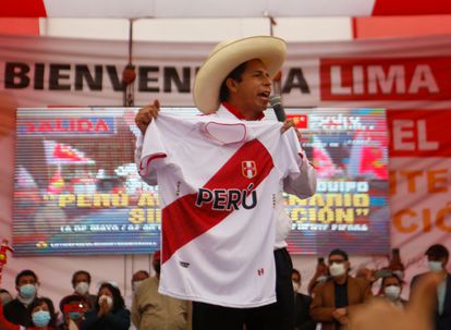 El candidato presidencial por el partido Perú Libre, Pedro Castillo, pronuncia un discurso durante un mitin de campaña en el norte de Lima el 18 de mayo de 2021.