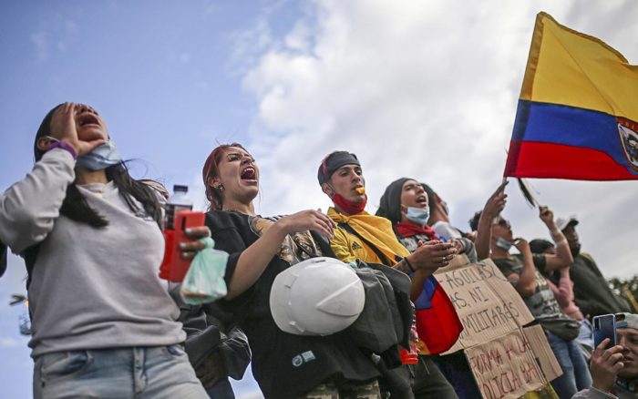 Colombia cumple un mes de protestas; gobierno condiciona diálogo a condena de bloqueos