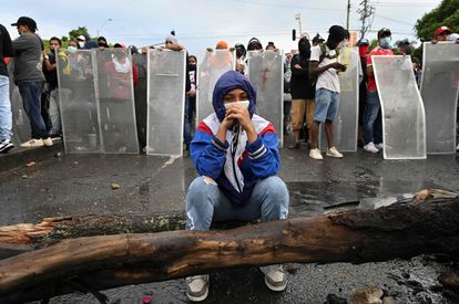 Un grupo de manifestantes participa en Cali de una protesta contra el Gobierno de Iván Duque, el 30 de abril de 2021.