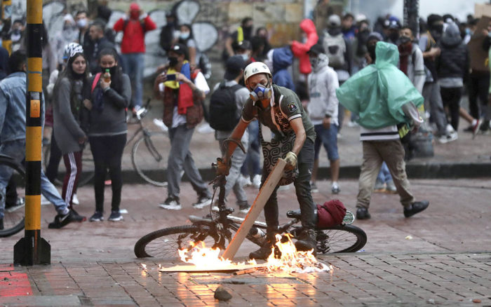 Convocan nuevas protestas en Colombia y denuncian casi mil casos de abuso policial durante las marchas