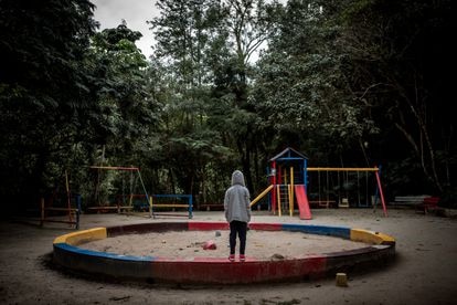Una niña en un parque de São Paulo este jueves. Más de la mitad de las violaciones en Brasil son contra menores de 13 años.