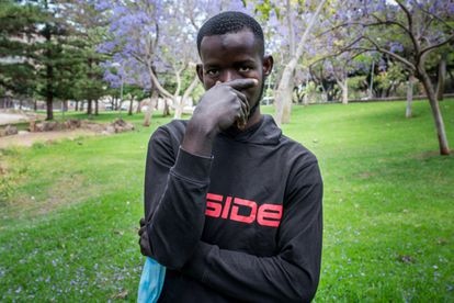 Moussa, uno de los tres supervivientes de la patera con 24 fallecidos encontrada a la deriva a 500 kilómetros de El Hierro, posa en el parque de La Granja, en Santa Cruz de Tenerife.