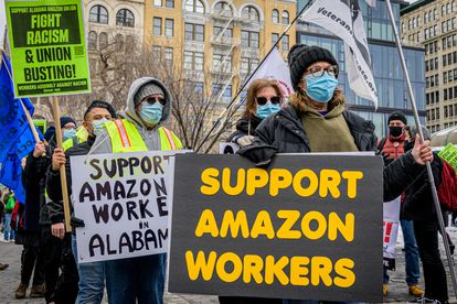 Protesta de trabajadores de Amazon contra el racismo.