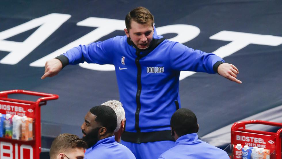 Luka Doncic celebra la victoria de los Dallas Mavericks sobre los Cleveland Cavaliers desde el banquillo: superó los 5.000 puntos en su carrera en el primer cuarto.