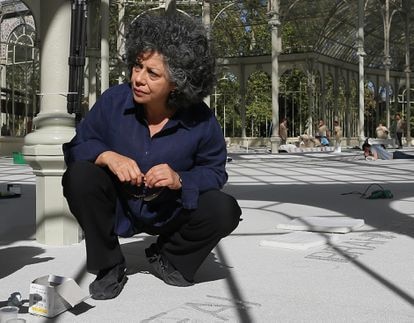 La artista Doris Salcedo, durante el montaje de la obra 'Palimpsesto', en el Palacio de Cristal de Madrid, en septiembre de 2017.