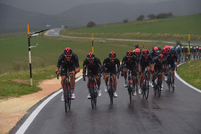 Ganna, a la izquierda, dirige un abanico del Ineos en el altiplano, a 1.500 metros de altitud.