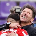 GRAF4691. VALLADOLID, 22/05/2021.- El entrenador del Atlético de Madrid Diego Simeone (d) celebra con Ángel Correa el título de Liga tras ganar al Real Valladolid por 1-2 en el último partido de LaLiga Santander que se disputó hoy sábado en el estadio José Zorrilla, en Valladolid. EFE/Ballesteros