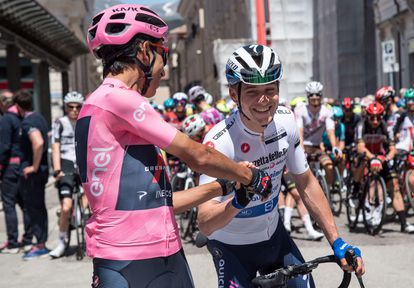 Egan y Remco se saludan antes del comienzo de la etapa de Foligno.