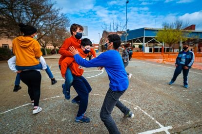 Alumnos en el patio de un colegio navarro, en marzo.