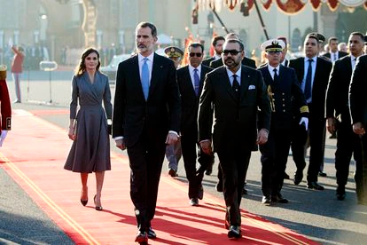 Felipe VI y Mohamed VI y doña Letizia, detrás, durante la visita de Estado de los Reyes de España a Rabat en febrero de 2019.