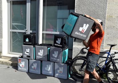 Un repartidor en la oficina de Deliveroo de Burdeos, Francia, en 2017.