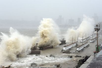 Las olas azotan la costa de Bombay este lunes, mientras el ciclón Tauktae se abalanza sobre la India.