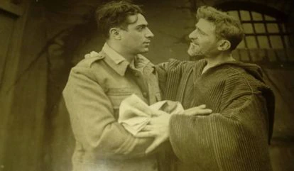 Daniel Navarro, a la derecha, en una de sus películas.